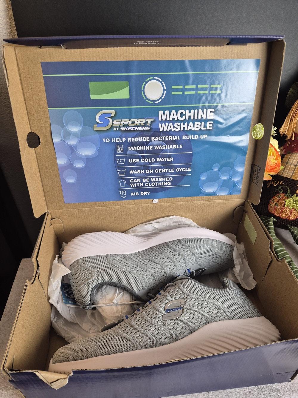 Skechers Men's Light Gray Knit Athletic Sneakers .  New in Box! Size 9.5